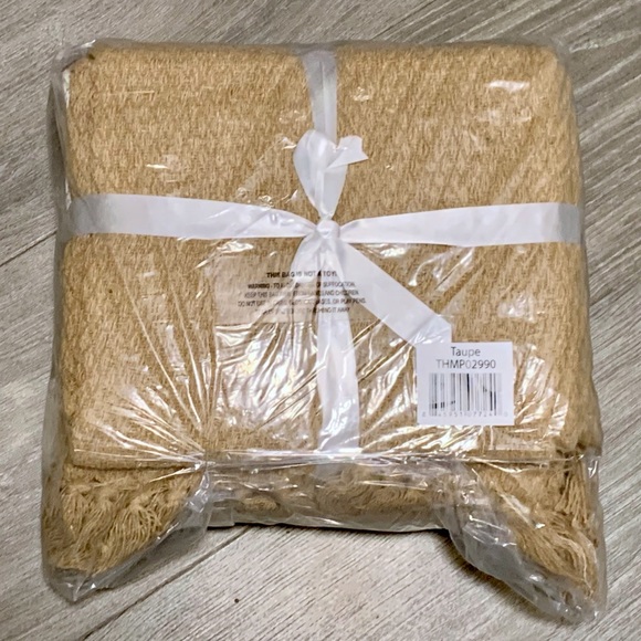 NWT ECO Madison Park Cotton Fringe Throw - Set of Two - Picture 3 of 3